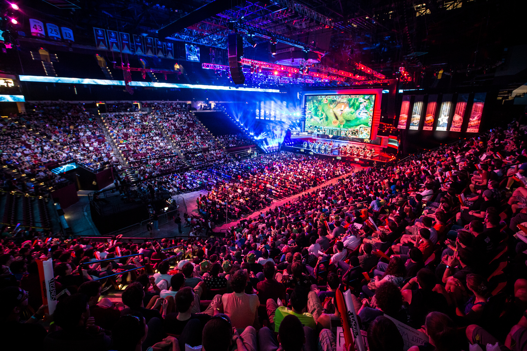 距离现实更 距离现实更